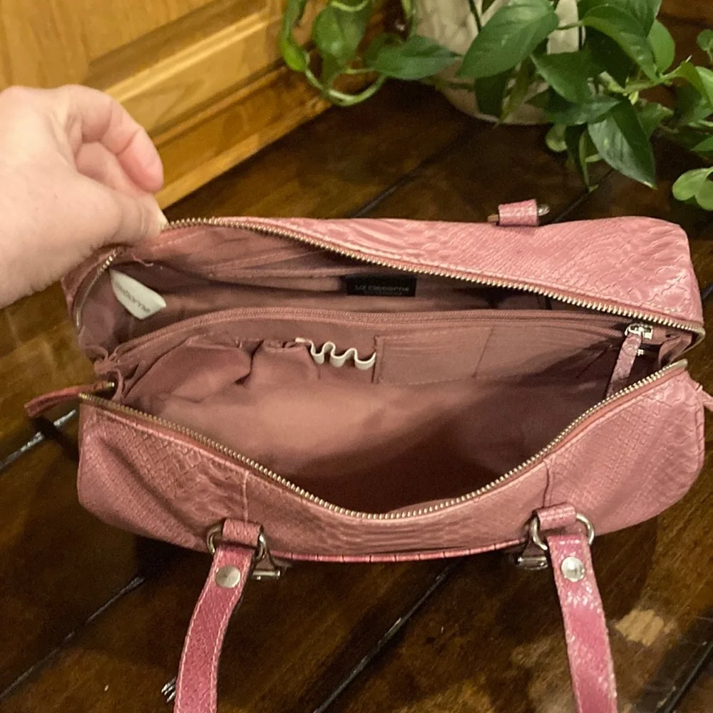 Liz Claiborne Retro Pink Faux Crocodile Embossed Cylindrical Purse (ABBA) - Picture 10 of 16